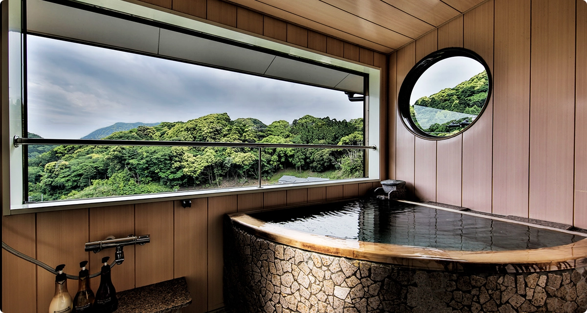 画像:河津桜の伊豆石の扇形風呂